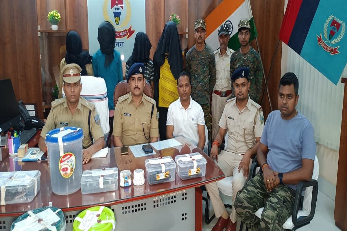 Chatra Police with arrested criminals Chatra Police with arrested criminals