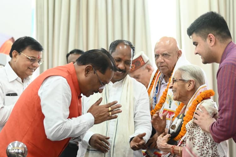 Chhattisgarh News : लोकतंत्र सेनानियों का संघर्ष हम सबके लिए प्रेरणास्रोत, मुख्यमंत्री विष्णु देव साय ने कहा