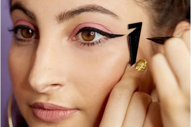 Eyliner Hacks: मिनटों में शार्प आईलाइनर लुक पाने के लिए ट्राय करें ये ट्रेंडिंग हैक्स