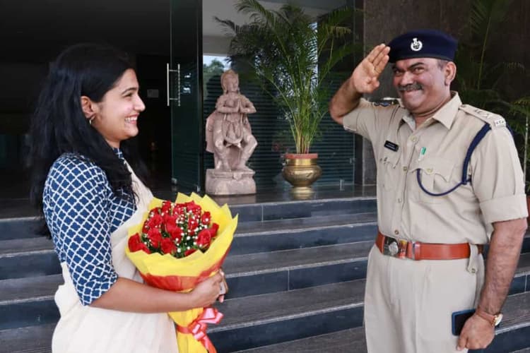 Father's Day Special: जब IPS पिता ने दी IAS बेटी को सलामी, आंखें नम और सीना गर्व से चौड़ा हो गया