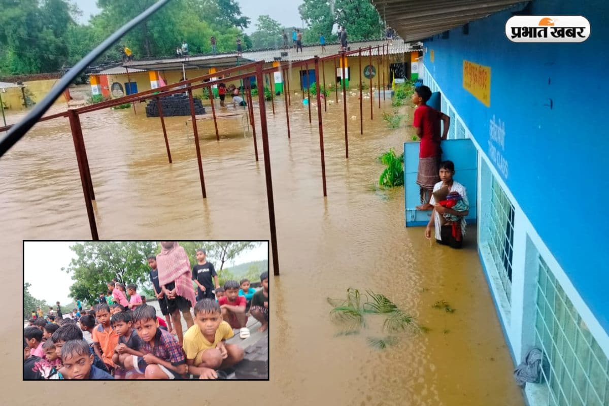 Jharkhand: स्कूल में आयी बाढ़! पानी के बीच फंसे 162 बच्चे, जान बचाने के लिए छत पर चढ़े
