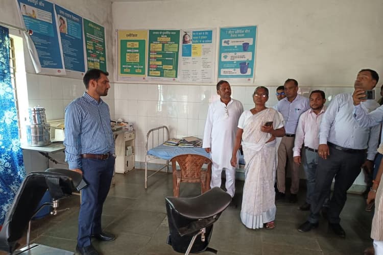 गढ़वा DC के पहुंचते ही खुल गयी अस्पताल की पोल, ड्यूटी से नदारद थे डॉक्टर्स, SDO को दिए निर्देश