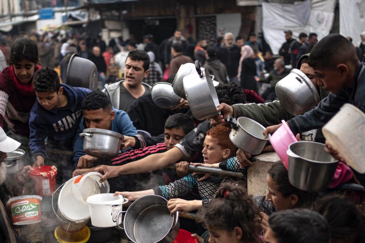 Gaza Food Line: गाजा में राहत लेने जुटी भीड़ पर इजरायली गोलीबारी, चश्मदीद बोले- चारों तरफ लाशें ही लाशें