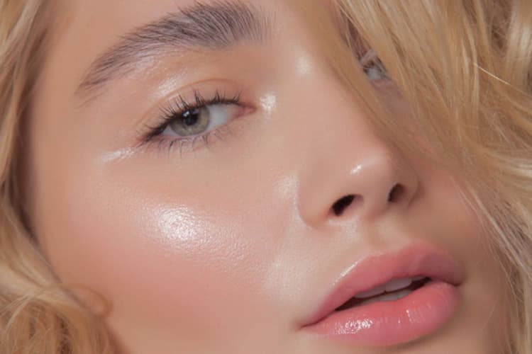 Glass Skin Look: इस आसान रूटीन से पाएं ग्लोइंग ग्लास स्किन लुक,बिना भारी मेकअप के