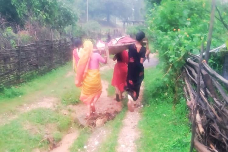 खटिया पर सिस्टम : गोमिया के हरैयाडीह की सड़क बदहाल, बीमार को खाट पर ले गयीं महिलाएं