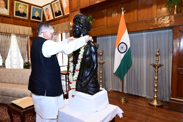 राज्यपाल संतोष गंगवार ने भगवान बिरसा मुंडा की प्रतिमा पर किया माल्यार्पण