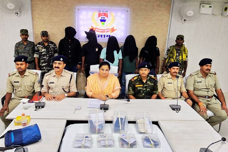 Palamu News: 2 हाईवा जलाने के मामले में 5 गिरफ्तार, 2 हथियार और कारतूस बरामद