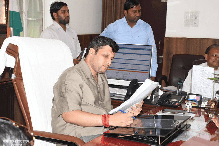 जमीन विवाद पर डीएम का फूटा गुस्सा! तहसीलदारों को दी पद से हटाने की धमकी, जानें पूरा मामला