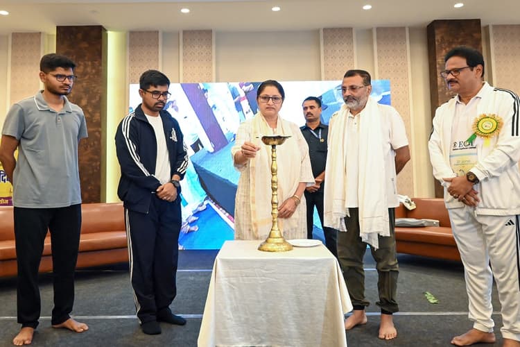 केंद्रीय मंत्री अन्नपूर्णा देवी और सांसद निशिकांत दुबे ने मनाया अंतरराष्ट्रीय योग दिवस, देखिये PHOTOS