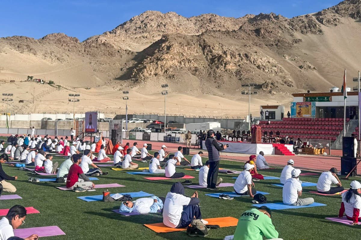 International Yoga Day: 15300 рдлреАрдЯ рдХреА рдКрдВрдЪрд╛рдИ рдкрд░ рдпреЛрдЧ, рд▓рджреНрджрд╛рдЦ рдХреЗ рд╣рд╛рдирд▓реЗ рдЧрд╛рдВрд╡ рдореЗрдВ рджрд┐рдЦрд╛ рдЕрдиреЛрдЦрд╛ рдирдЬрд╛рд░рд╛, рджреЗрдЦреЗрдВ рд╡реАрдбрд┐рдпреЛ