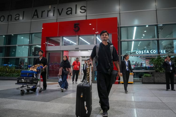 Israel Iran War: इजराइली हमले के बीच ईरान खोलेगा अपना एयरस्पेस, 1000 भारतीय को भेजेगा स्वदेश