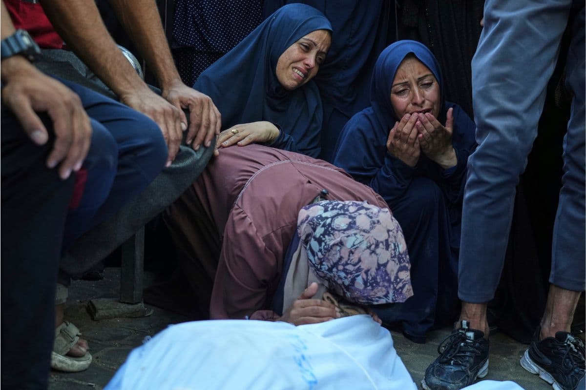 Israeli Airstrikes: गाजा में इजरायली कहर, विस्थापितों पर बरसी बमों की बारिश, 49 की मौत