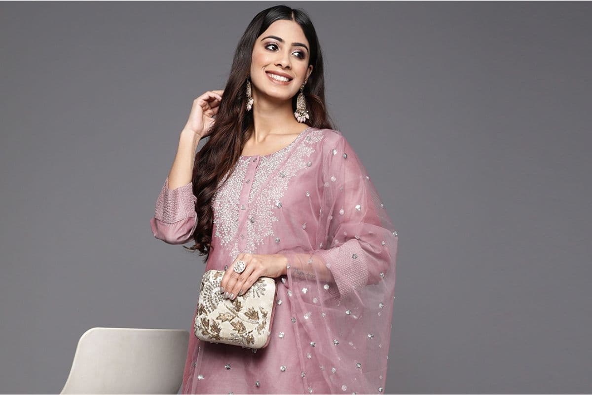 Latest Chanderi Silk Kurta Sets: गर्मी में दिखें कूल और स्टाइलिस्ट,चंदेरी सिल्क कुर्ता सेट्स डिजाइन हैं ट्रेंड में