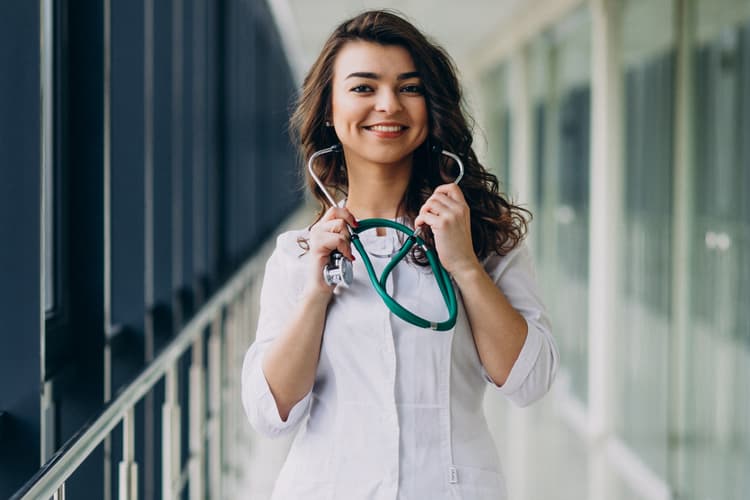 MBBS का सपना अब नहीं होगा महंगा, जानें वो देश जहां सिर्फ 2.5 लाख में बन सकते हैं डॉक्टर