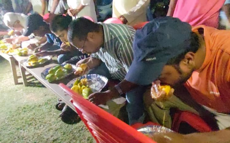 पांच मिनट में कोई 32 तो कोई खा गया 25 आम, मिथिला के लड़कों ने दिखाया अजब-गजब कारनामा