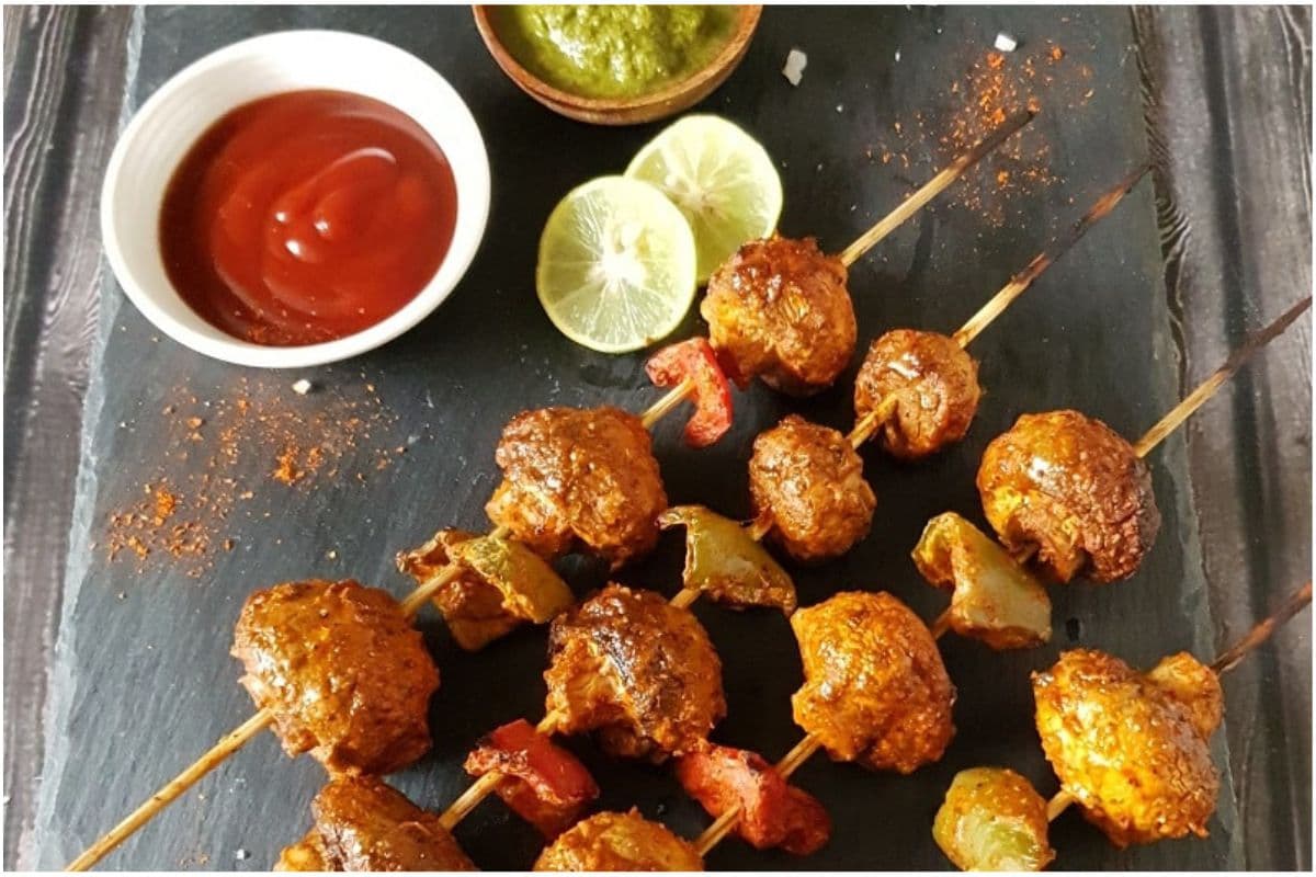 Mushroom Tikka Recipe: बिना तंदूर,घर पर बनाएं रेस्टोरेंट जैसा स्मोकी मशरूम टिक्का