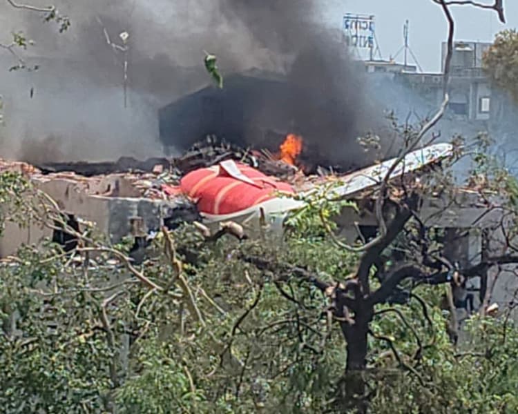Air India Flight Crash: फ्लाइट दुर्घटना हो जाए तो खुद की कैसे बचाएं जान, जानिए 12 जरूरी टिप्स
