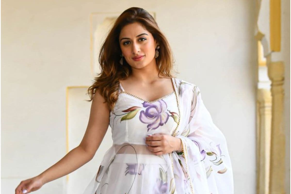 Organza Suit Trend: आपकी खूबसूरती में लगेगा चार चांद, पहनें साल का सबसे ट्रेंडी कलेक्शन