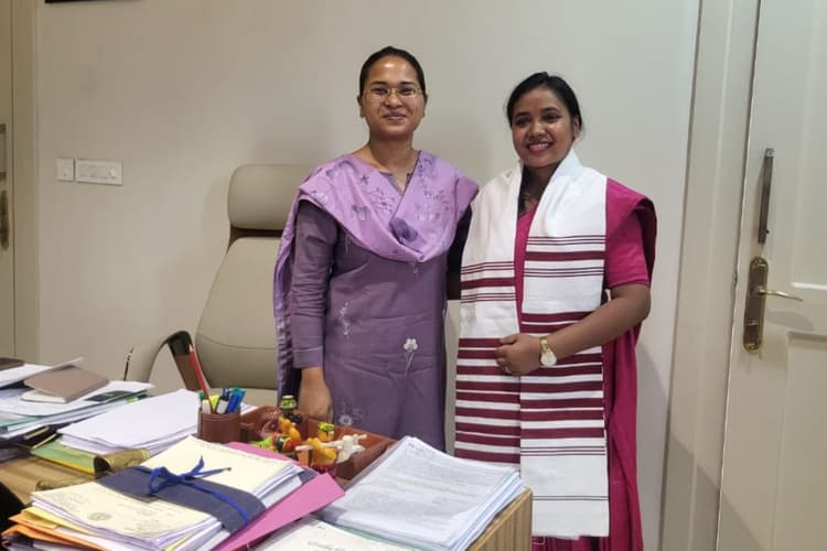 मंत्री शिल्पी नेहा तिर्की से मिली पार्वती तिर्की, साहित्य अकादमी युवा पुरस्कार के लिए मंत्री ने खास अंदाज में दी बधाई