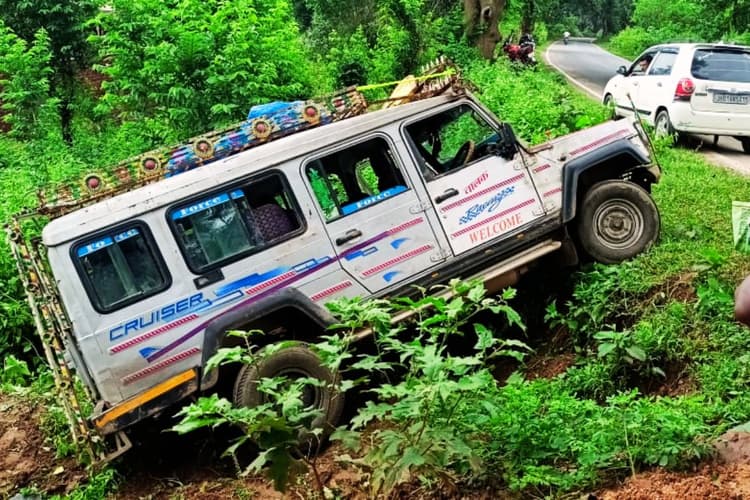 Ranchi News: रांची-मुरी मार्ग पर यात्रियों से भरी सवारी गाड़ी पलटी, एक दर्जन घायल