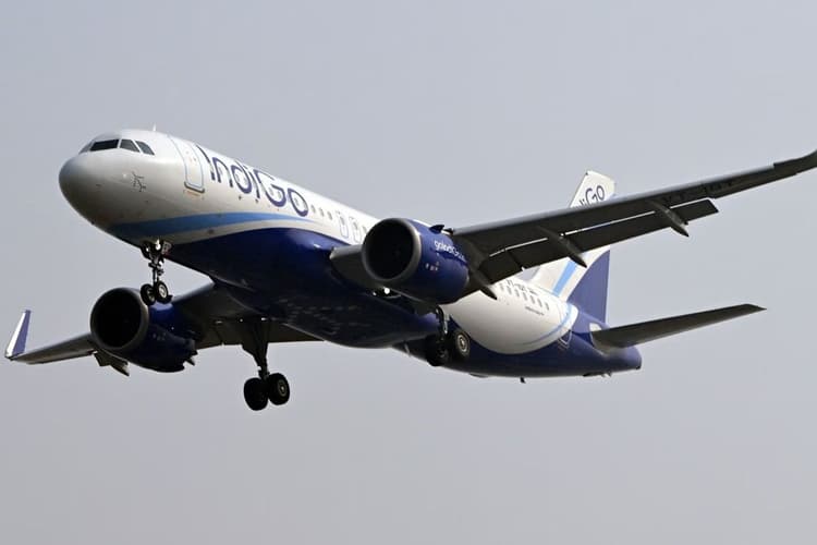 अहमदाबाद से पटना… और बीच रास्ते में मिली बम से उड़ाने की धमकी! इंडिगो फ्लाइट की पटना में कराई गई इमरजेंसी लैंडिंग