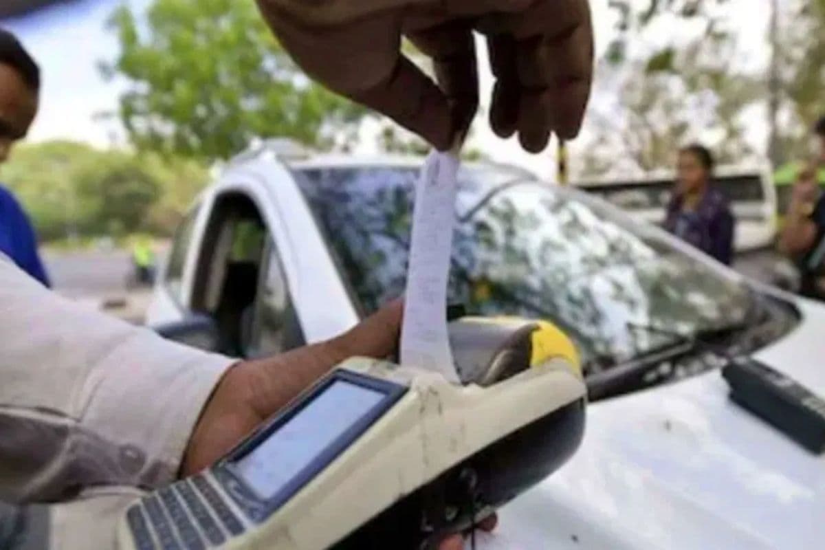 मुजफ्फरपुर की कार, वैशाली पुलिस ने हेलमेट का काटा चालान