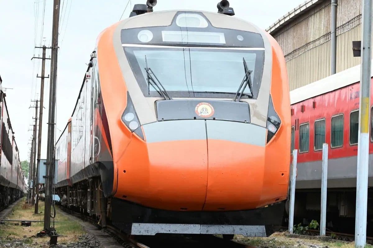 पटना पहुंचा वंदे भारत का नया रैक पटना पहुंचा वंदे भारत का नया रैक