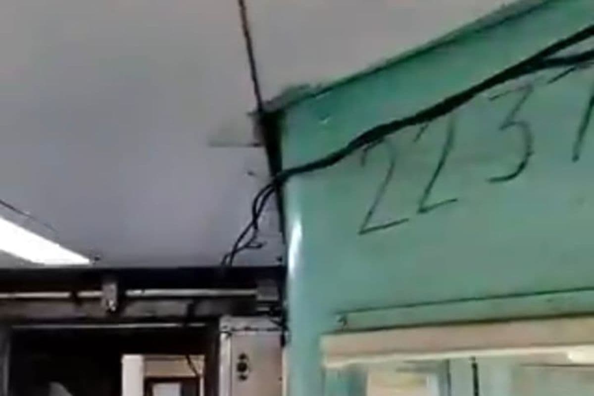 मुजफ्फरपुर-पुणे एक्सप्रेस में ''जुगाड़'' बिजली व्यवस्था, जान जोखिम में डालकर सफर कर रहे यात्री