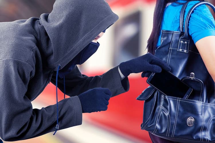 स्मार्टफोन चोरी करने वालों की खैर नहीं! ये ऐप जासूस की तरह ढूंढ निकाल रहा खोया फोन, बस कर लें ये काम