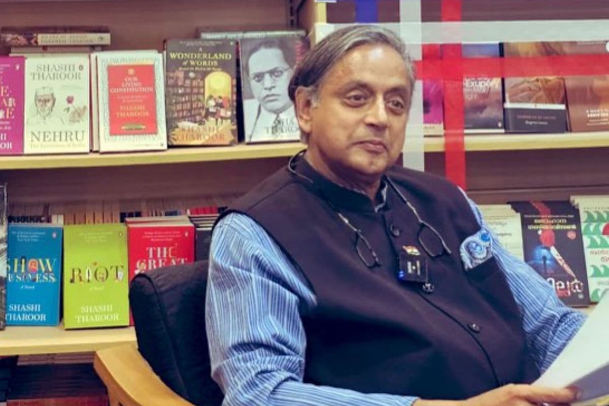Shashi Tharoor vs Kharge: ‘पंख तुम्हारे हैं, आसमान किसी का नहीं,’ खरगे के तंज पर शशि थरूर का पलटवार