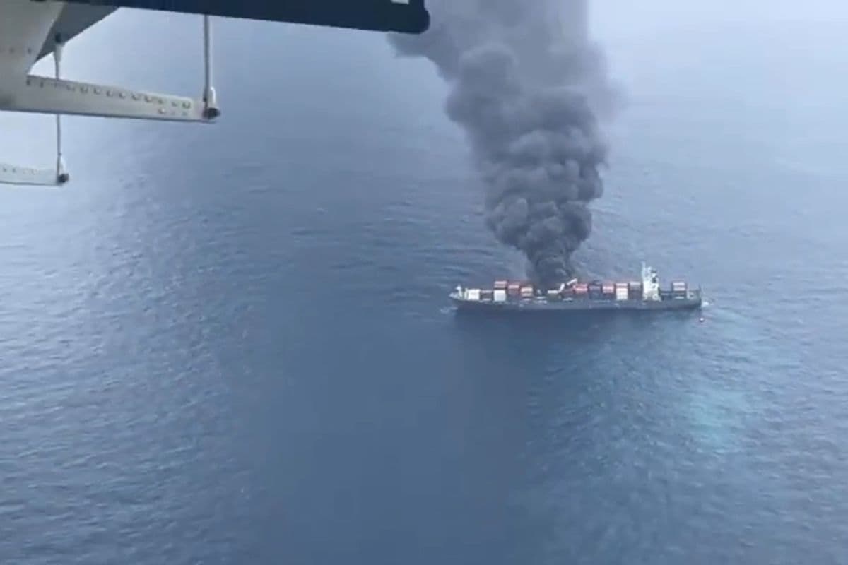 Ship Explosion In Kochi: केरल पोर्ट पर विस्फोट के बाद जहाज में आग लगी, नौसेना और तटरक्षक बल ने 18 को बचाया