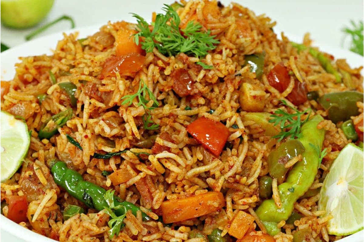 Tawa Pulao Recipe: मिनटों में बनाएं बचे हुए चावल से चटपटा और स्वादिष्ट पुलाव