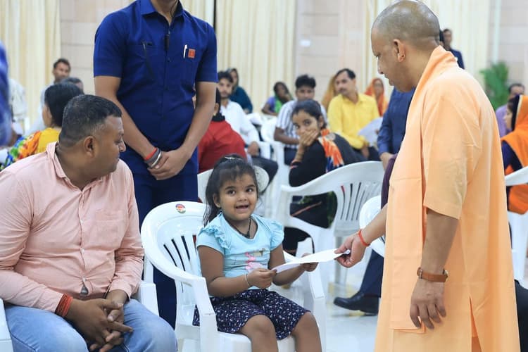 'आप स्कूल में एडमिशन करवा दो...' नन्हीं बच्ची ने सीएम योगी से की भावुक अपील, देखें वीडियो