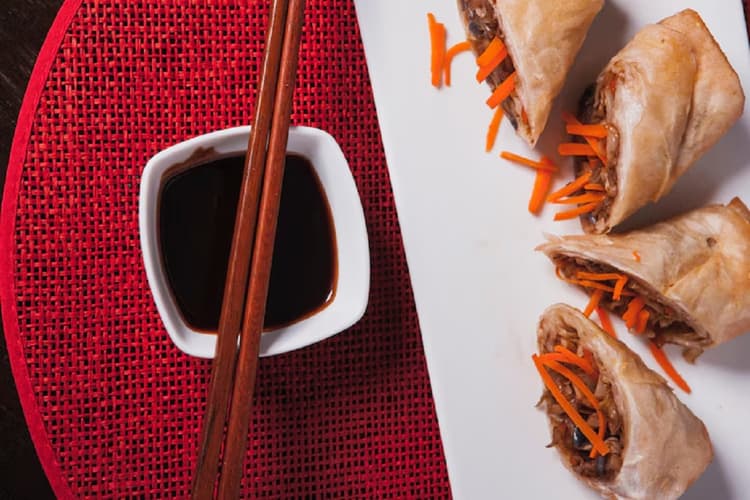 Chilli Momo Wrap: चंद मिनटों में बनाए फ्यूजन फूड, बच्चों से लेकर मेहमान सब खाकर हो जाएंगे दीवाने