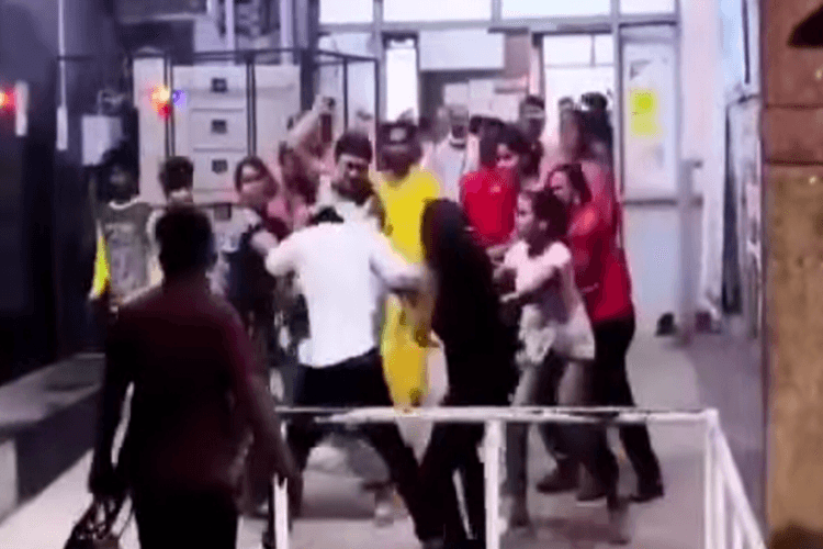 इमरजेंसी वार्ड में हंगामा, किन्नरों ने अर्धनग्न होकर किया प्रदर्शन,डाक्टर को पकड़कर पीटा