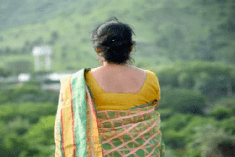 बेटी के लिए रिश्ता देखने गई विधवा मां खुद ही कर बैठी प्यार, आधी उम्र के युवक से मंदिर में रचाई शादी