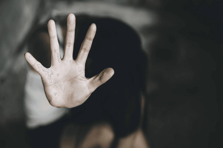 "घर की दहलीज़ पर टूटा भरोसा: सौतेले पिता की घिनौनी करतूत उजागर"