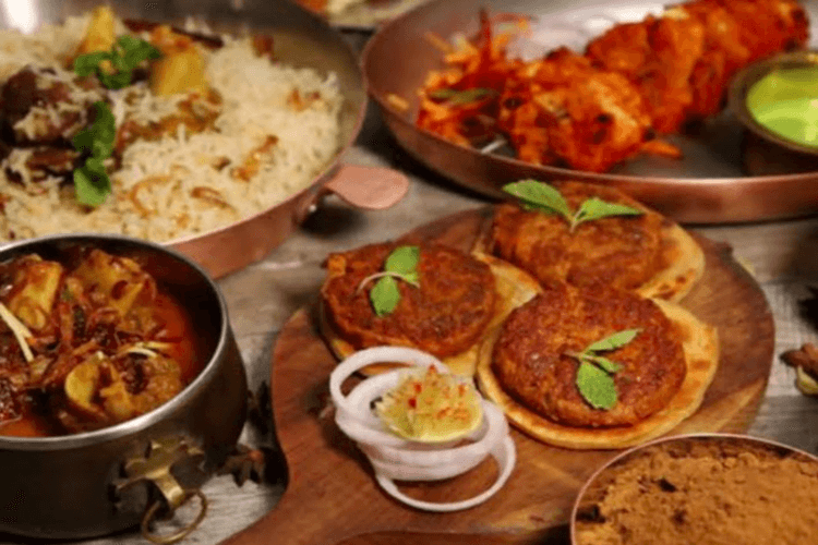 लखनऊ घूमने जा रहे हैं? तो इन फेमस दुकानों पर खाना तो ज़रूर बनता है!