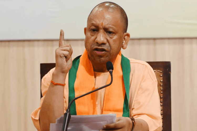योगी का वार: "पिछली सरकारों ने किसानों को लूटा, अब उन्हें हम बना रहे हैं आत्मनिर्भर"