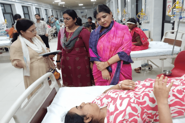 प्रयागराज का स्वरूपरानी अस्पताल बना वसूली का अड्डा! चारु चौधरी ने औचक निरीक्षण में पकड़ी शर्मनाक हकीकत