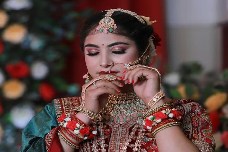 Bridal Hacks: शादी से पहले दुल्हनें जरूर रखें इन चीजों को अपने साथ, वरना हो कसती है मुसीबत
