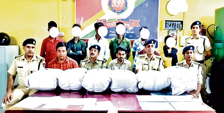 डाउन उत्तर बंग एक्सप्रेस से 55 किलो गांजा बरामद, छह लोग गिरफ्तार