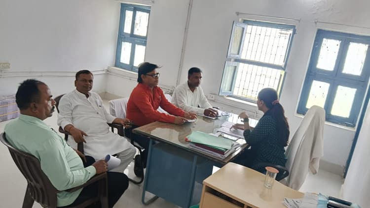 Madhubani News : अवर निर्वाचन पदाधिकारी ने विधानसभा चुनाव तैयारी की समीक्षा की