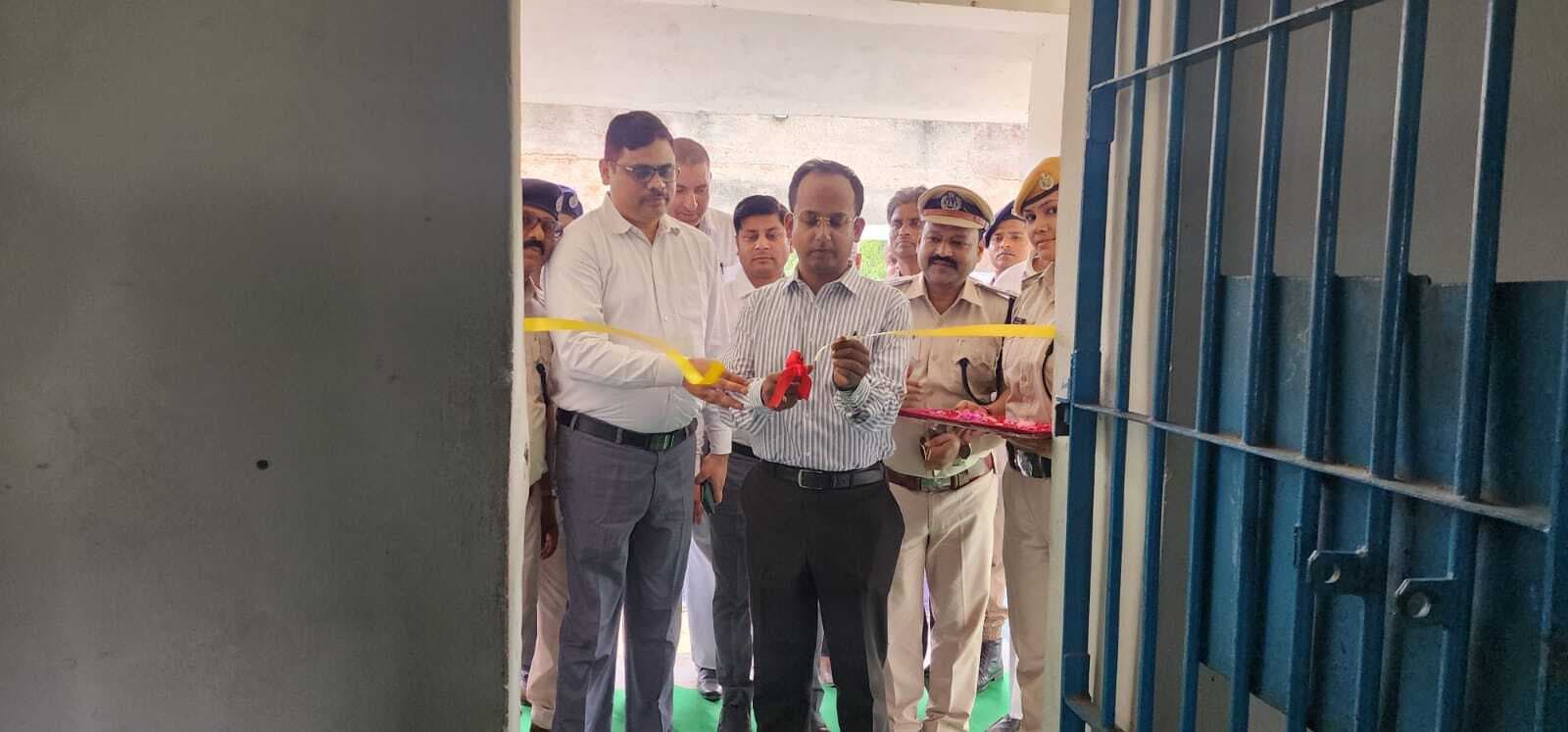 बंदियों की प्रशिक्षण के लिए कंप्यूटर केंद्र का डीएम ने किया उद्घाटन