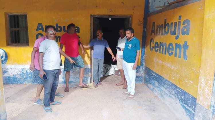East Singhbhum News : चाकुलिया : गोदाम में घुसकर जंगली हाथी ने खाया धान