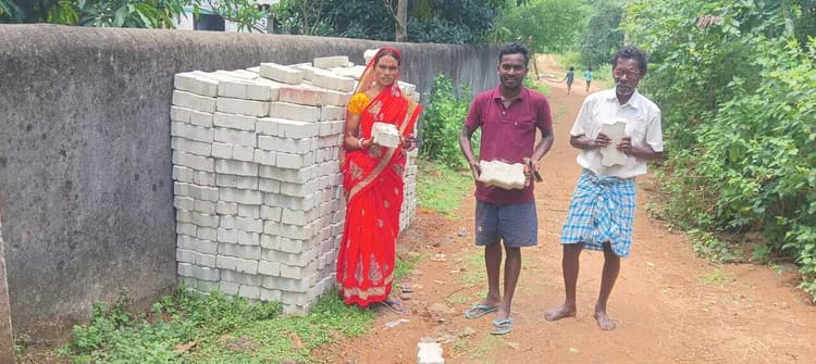 East Singhbhum News : बायनांगला स्कूल में घटिया पेवर्स ब्लॉक बिछाने का विरोध