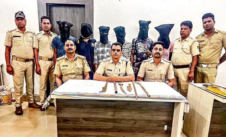 Rourkela News: पेट्रोल पंप और दुकानों में डकैती की योजना बनाते आधा दर्जन युवक गिरफ्तार, हथियार जब्त