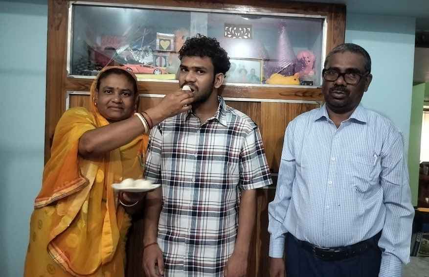कॉमर्स में जिला टॉपर बना पथरगामा का महेश