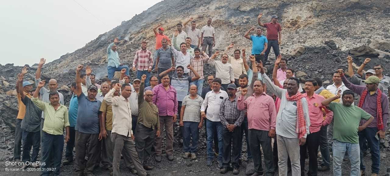 Dhanbad News: कोलडंप में करोड़ों का कोयला जलने के विरोध में जमसं का प्रदर्शन