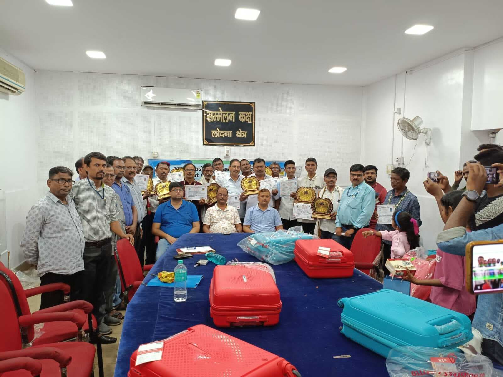 Dhanbad News: बीसीसीएल लोदना क्षेत्र से रिटायर 16 कर्मियों को दी विदाई